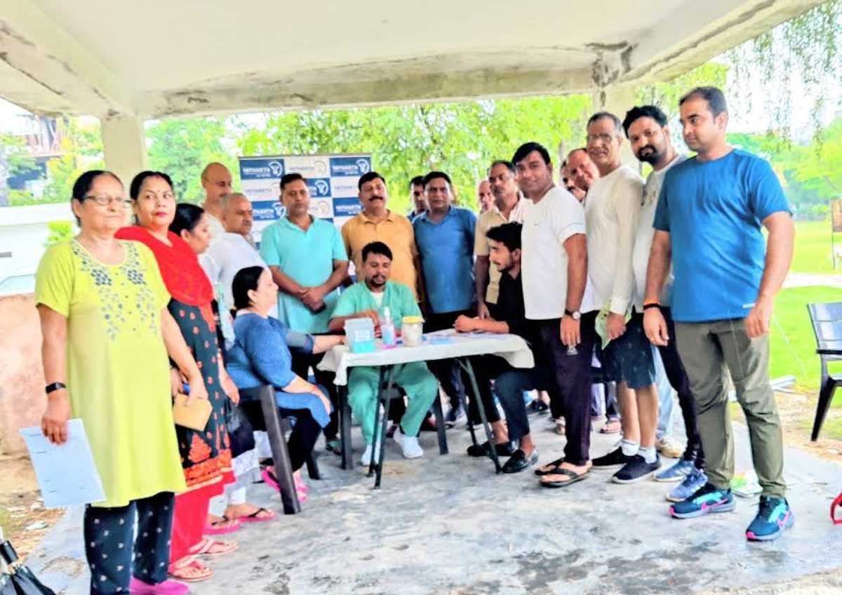 सेक्टर डेल्टा-दो में लोगों के स्वास्थ्य की जांच के लिए लगा शिविर सेक्टर डेल्टा-दो में लोगों के स्वास्थ्य की जांच के लिए लगा शिविर